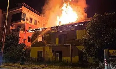 Yangın Kısa Sürede Büyüdü, Ev Alevlere Teslim Oldu