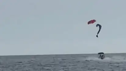 Korku Dolu Anlar: Paraşütle Denize Düşen Sporcu Kamerada