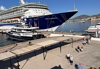 Bahama bayraklı Marella Discovery Bodrum limanı'nda