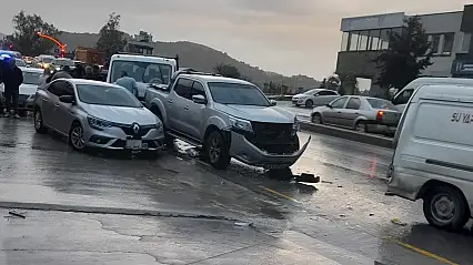 4 araçlı zincirleme kaza: 1 kişi yaralandı