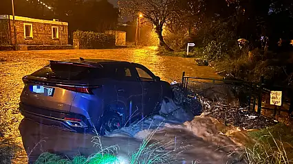 Akşam yağmuru Bodrum'u vurdu araç dere yatağına sürüklendi