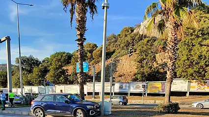 Direksiyon başında telefona baktı refüje çıktı!