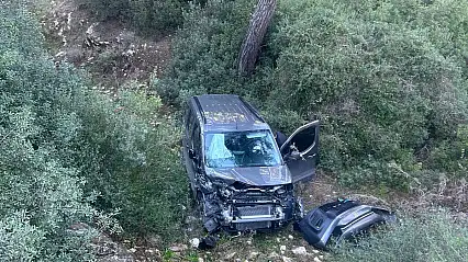 Direksiyon hâkimiyetini kaybeden sürücü ormanlık alana uçtu