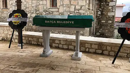 Evinde ölü bulunan doktor toprağa verildi