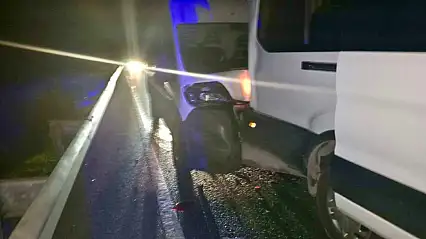 İşçi servisine kamyonet çarptı