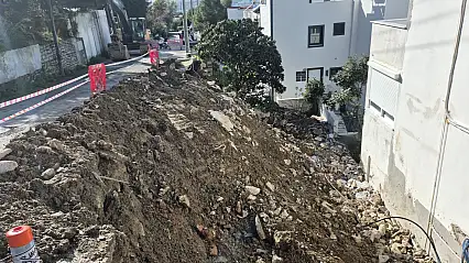 İstinat duvarı çöktü yol trafiğe kapatıldı