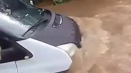 Kamyonet dere ortasında mahsur kaldı