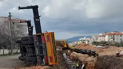 Korku dolu anlar Belediye çalışmasında vinç devrildi