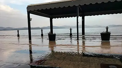 Köyceğiz Gölü taştı, kordon sular altında kaldı