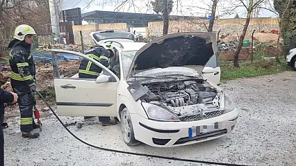 Park halindeki otomobil alev aldı