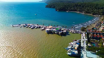 Sağanak ve fırtına denizi kahverengiye bürüdü