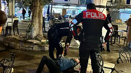 Sandalyelerin arasında yatan şahıs panik yarattı