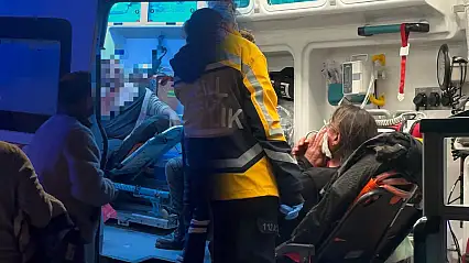 Tartışma bıçaklı kavgaya dönüştü 2 yaralı