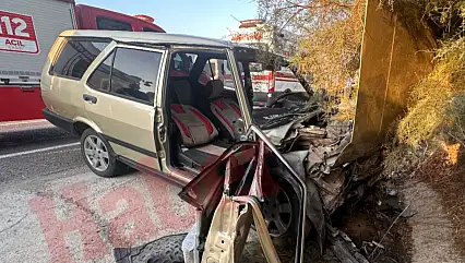 Otomobil istinat duvarına çarptı: 2 yaralı