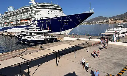 Bahama bayraklı Marella Discovery Bodrum limanı'nda