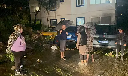 Bodrum sağanak yağışa teslim oldu: Yollar göle döndü, evleri su bastı