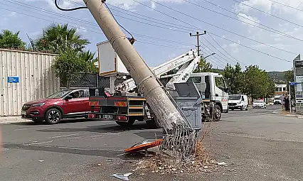 Çarpmanın Şiddeti ile Direk Kırılıp Yan Yattı