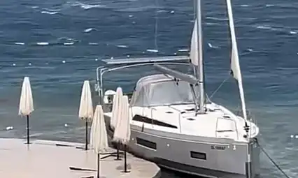 Fırtına Denizde Tehlike Yarattı: Yelkenli Tekne Otel İskelesine Çarptı