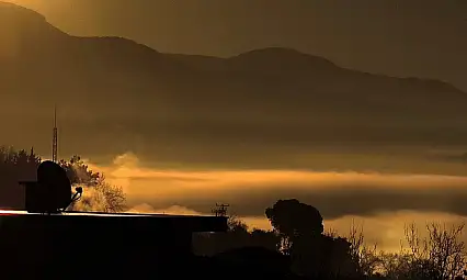 Gün doğumunda sisin çizdiği manzara