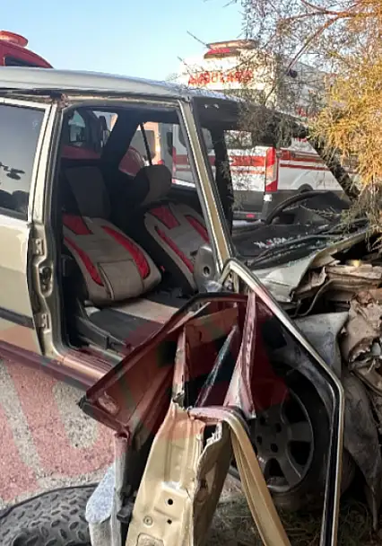 Otomobil istinat duvarına çarptı: 2 yaralı