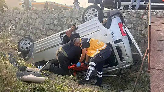 Otomobil şarampole devrildi: 60 yaşındaki sürücü yaralandı