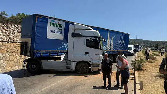 Hızlı gelen tır kırmızı ışıkta durmadı, VIP minibüse çarptı