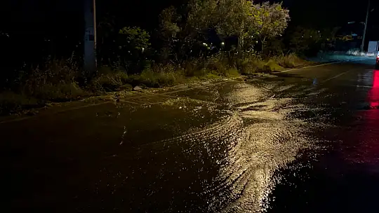 İçme suyu hattı patladı yol çöktü