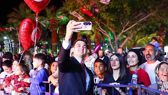 Cumhuriyet Meşalesi Bodrum'da Yandı: Gençlik Bayramı Coşkulu Geçti