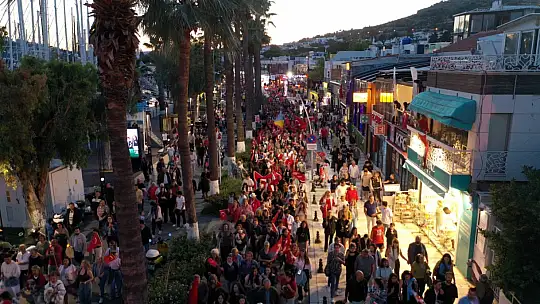 Cumhuriyet Meşalesi Bodrum'da Yandı: Gençlik Bayramı Coşkulu Geçti