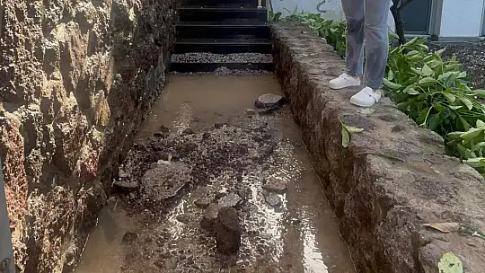 İsale hattı patladı, evler ve araçlar zarar gördü