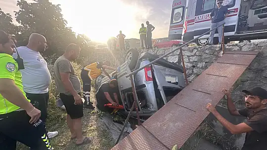 Otomobil şarampole devrildi: 60 yaşındaki sürücü yaralandı