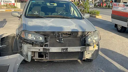 Araç motosiklete çarptı: 2 yaralı