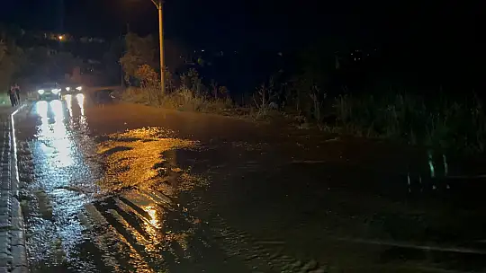 İçme suyu hattı patladı yol çöktü