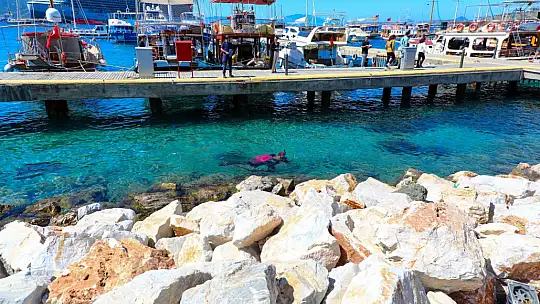 Bodrum Belediyesi'nden çevreci adım: Denizden 33 kilo atık çıkarıldı