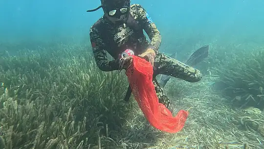 Bodrum Belediyesi'nden çevreci adım: Denizden 33 kilo atık çıkarıldı