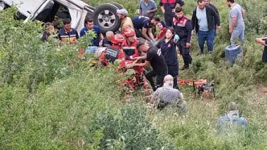 Araç şarampole uçtu biri ağır dört kişi hastaneye kaldırıldı