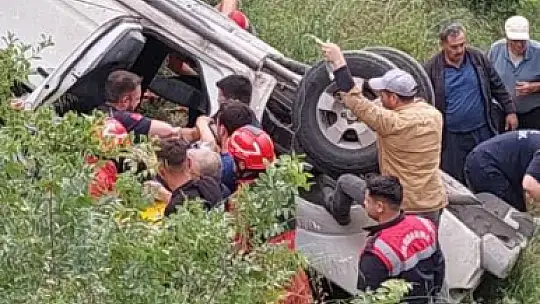 Araç şarampole uçtu biri ağır dört kişi hastaneye kaldırıldı