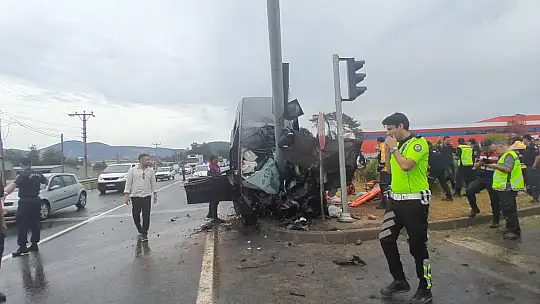 Direğe çarpan araç ikiye bölündü, sürücü hayatını kaybetti