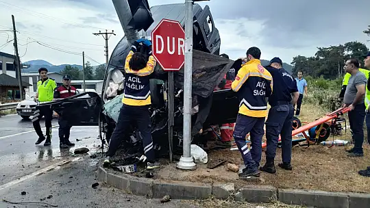 Direğe çarpan araç ikiye bölündü, sürücü hayatını kaybetti
