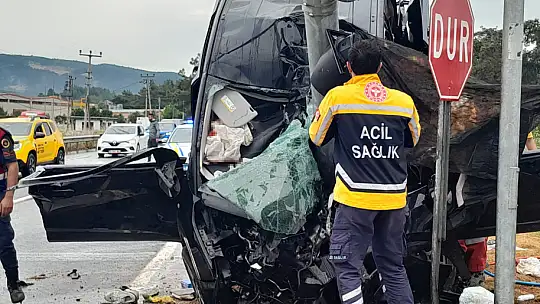 Direğe çarpan araç ikiye bölündü, sürücü hayatını kaybetti