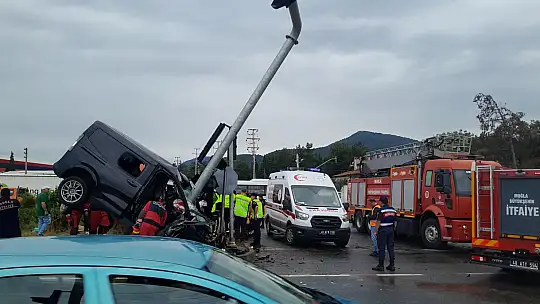 Direğe çarpan araç ikiye bölündü, sürücü hayatını kaybetti