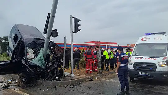 Direğe çarpan araç ikiye bölündü, sürücü hayatını kaybetti