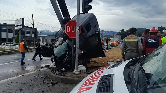 Direğe çarpan araç ikiye bölündü, sürücü hayatını kaybetti