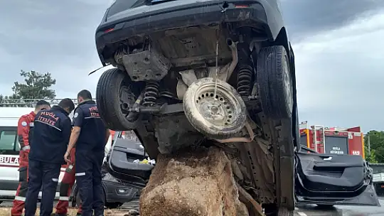 Direğe çarpan araç ikiye bölündü, sürücü hayatını kaybetti
