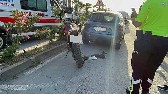 Araç motosiklete çarptı: 2 yaralı