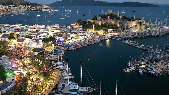 Cumhuriyet Meşalesi Bodrum'da Yandı: Gençlik Bayramı Coşkulu Geçti