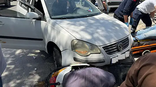 Araçla Motosiklet Çarpıştı, Vatandaşlar Yaralıya Yardıma Koştu