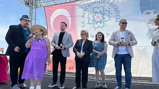 Gökyüzü Rengârenk, Yürekler Sevgiyle Doldu!