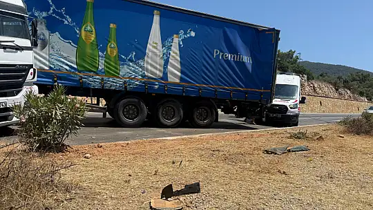 Hızlı gelen tır kırmızı ışıkta durmadı, VIP minibüse çarptı