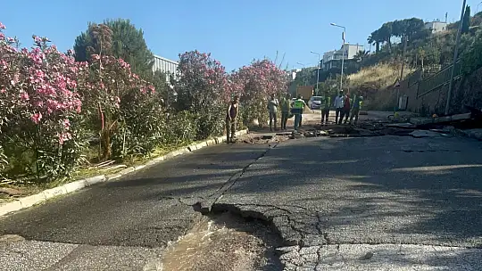 İsale hattı patladı, evler ve araçlar zarar gördü